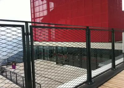 Streckgitterfassade als rote Fassadenverkleidung mit Luftdurchlass und architektonischer Sichtschutzfunktion an einer Seilbahnstation