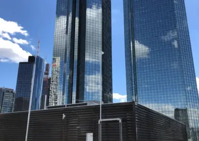 Dacheinhausung mit Aluminium Lamellen, Sichtschutz und Luftdurchlass für Klima und Lüftungstechnik