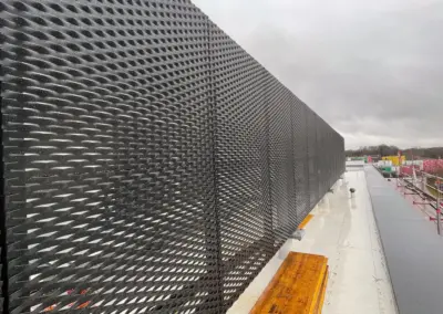 Dach und Klimaeinhausung aus Streckmetall, luftdurchlässiger Technikschutz auf dem Flachdach