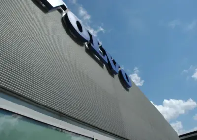 Fassadengitterrost Fassade mit homogener Linienwirkung, geeignet für Technikbereiche und Gebäudehüllen