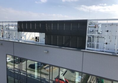 Aluminium Lamellenfassade zur Einhausung von Technik auf einem Flachdach mit integrierter Belüftung für Klima und Anlagenbereiche