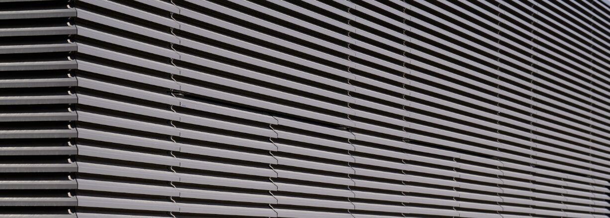 Systemlösungen Gebäudehülle 2026 | Lüftung, Wetterschutz und Schallschutz von rotec