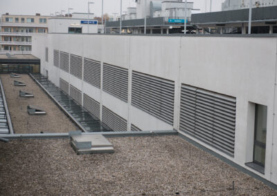 Außenwand mit durchgehenden Lüftungsgittern zur Be und Entlüftung einer technischen Gebäudezone