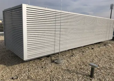 Lüftungslamellen in der Attika eines Technikgeschosses zur Entlüftung von Anlagen