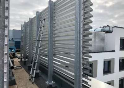 Montage einer Aluminium Lamellenwand auf verzinkter Stahlunterkonstruktion im Hamburg