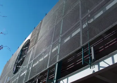 Streckmetallfassaden für Parkhäuser mit optimiertem Luftdurchlass