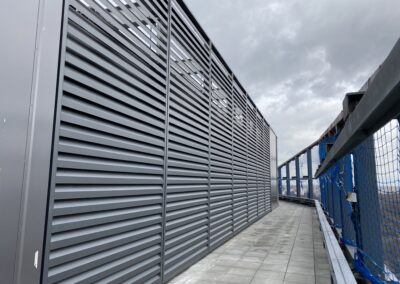 Schallschutzlamellen auf einer Dacheinhausung in Berlin City West zur Reduzierung von Anlagengeräuschen bei gleichzeitiger Luftführung