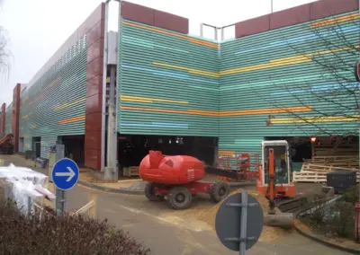 Parkhausfassade am Elbe Einkaufszentrum Hamburg mit Lamellenkonstruktion zur Belüftung und Reduzierung von Geräuschemissionen
