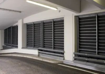Innenansicht eines Parkhauses in Berlin Tempelhof mit Lamellenöffnungen zur natürlichen Belüftung und gleichzeitigen Geräuschminderung