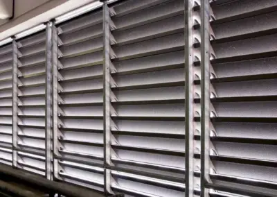 Schallschutzlamellen an einer Parkhausfassade zur Reduzierung von Fahrgeräuschen bei gleichzeitiger natürlicher Lüftung