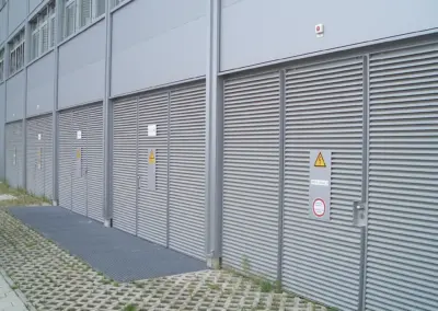 Stochersichere Lamellenfassade vor Maschinenraum, großflächige Lamellenfelder für Dauerlüftung mit Sichtschutz und Zugriffsschutz