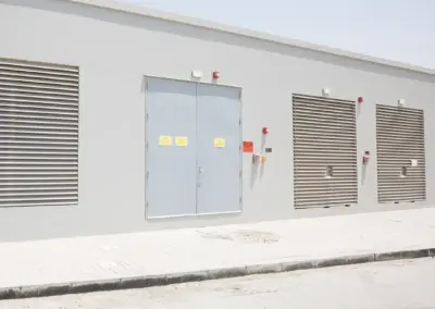 Stochersichere Lamellenfassade an einer Trafostation, Lüftungsöffnungen mit Sichtschutz und Zugriffsschutz für elektrische Anlagen