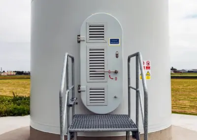 Stochersichere Lamellentür mit Lüftungslamellen an technischer Anlage, Dauerlüftung mit Sichtschutz und Zugriffsschutz