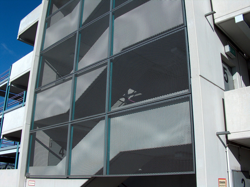 Streckmetallfassade eines Parkhauses mit rechteckigen Feldern