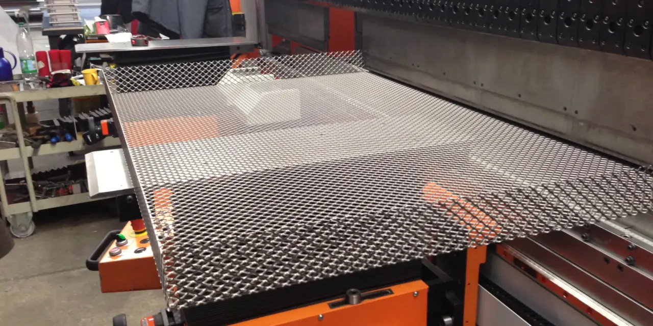 Cutting and Bending Expanded Metal in Berlin