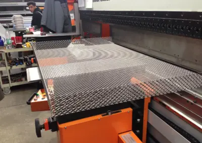 Streckmetall wird an der Abkantbank gebogen, Fertigung von Kantteilen bei rotec in Berlin