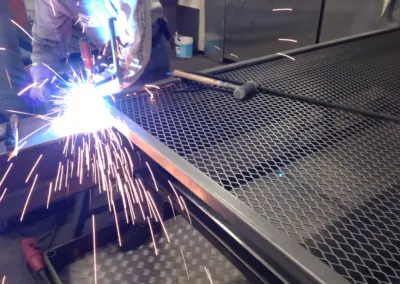 Schweißarbeit an einem Rahmen mit Streckmetall und Streckgitter in der Fertigung bei rotec in Berlin