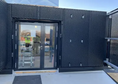 Streckmetallfassaden als Technikeinhausung auf Industriegebäuden