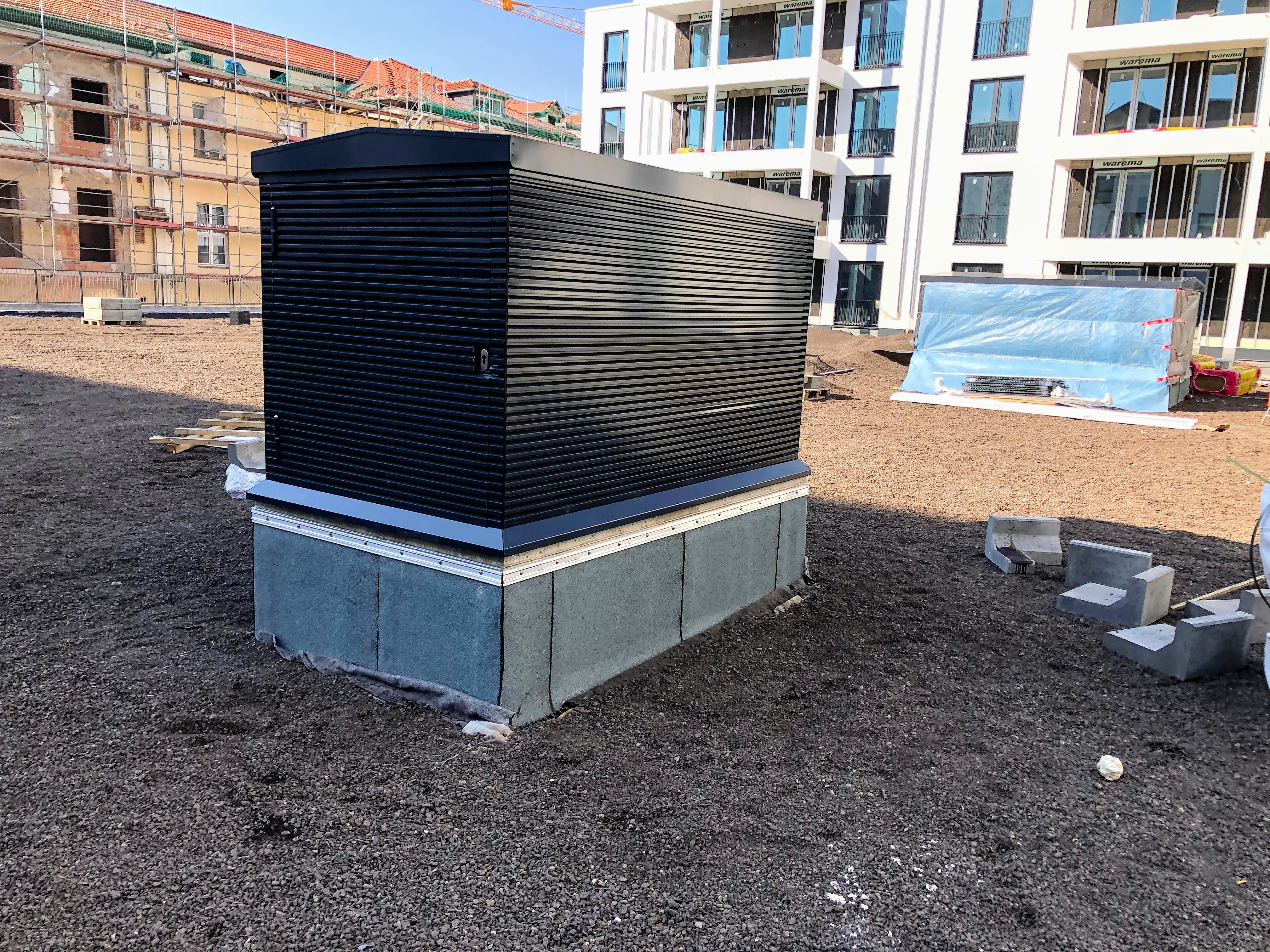 Entrauchungshaube für Tiefgarage in Magdeburg mit Wartungstür und Lamellenfeldern