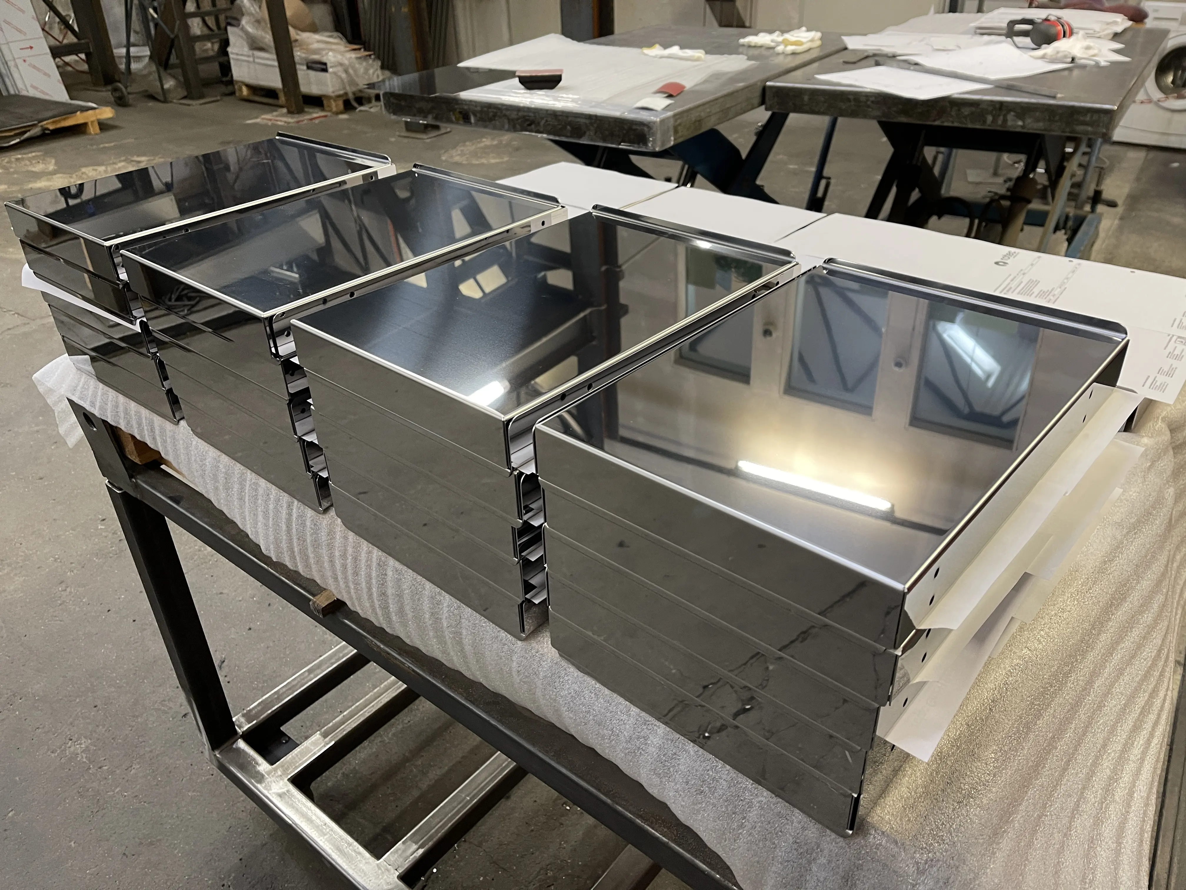 Edelstahl Spiegelblech nach Maß von rotec als hochwertige Kantteile für Objektbau und Innenausbau