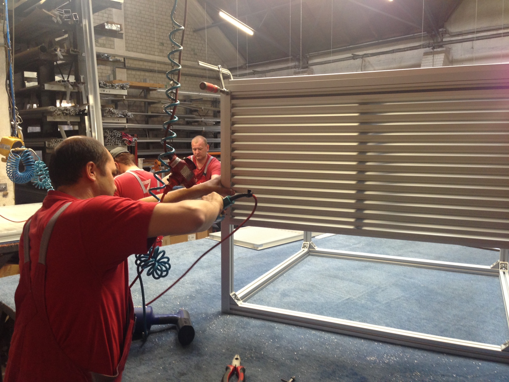 rotec Montage von Lüftungsgittern und Dachhauben in der Fertigung