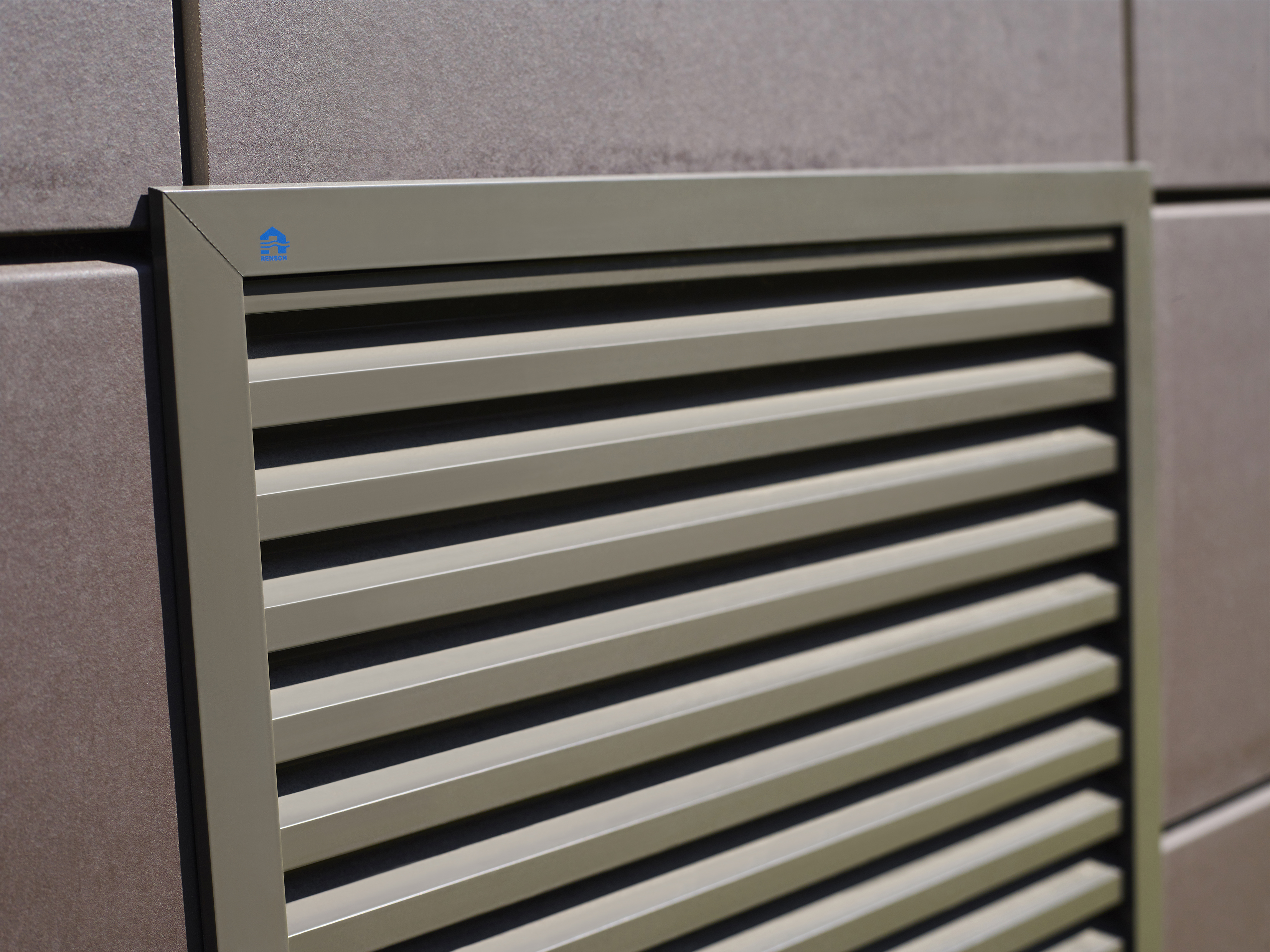 Renson Lüftungsgitter 411 und rotec W11 als eingebautes Aluminium Lüftungsgitter in einer Fassade