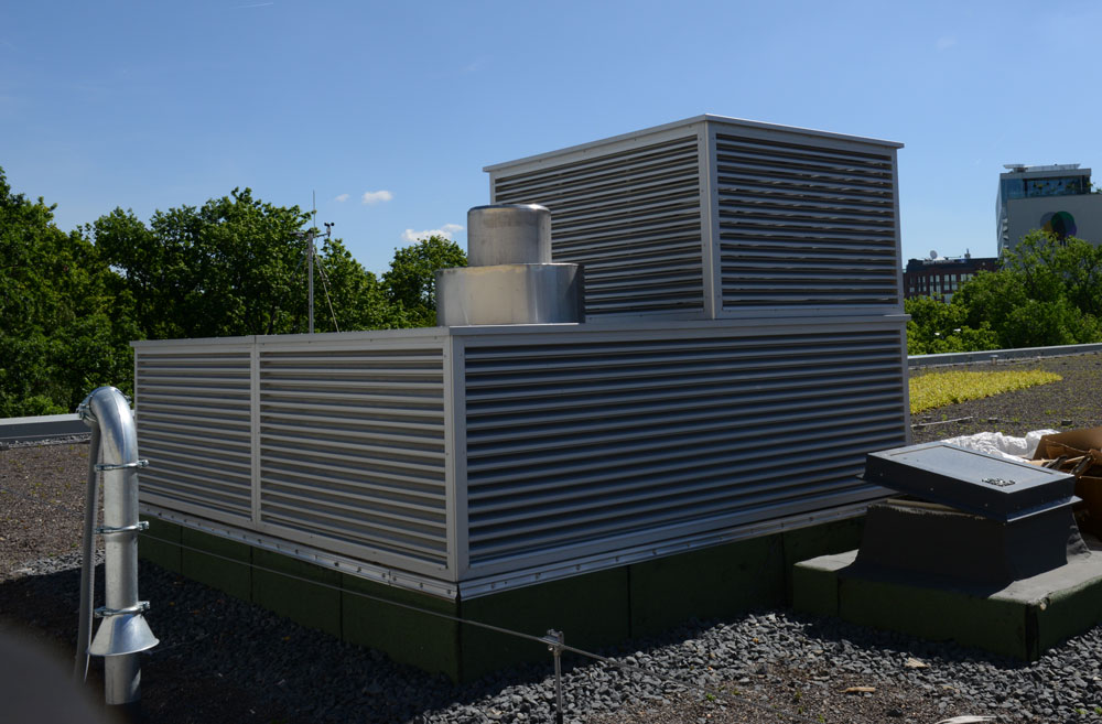 rotec Dachhaube mit Lamellen und Lüftungsgittern für technische Dachaufbauten