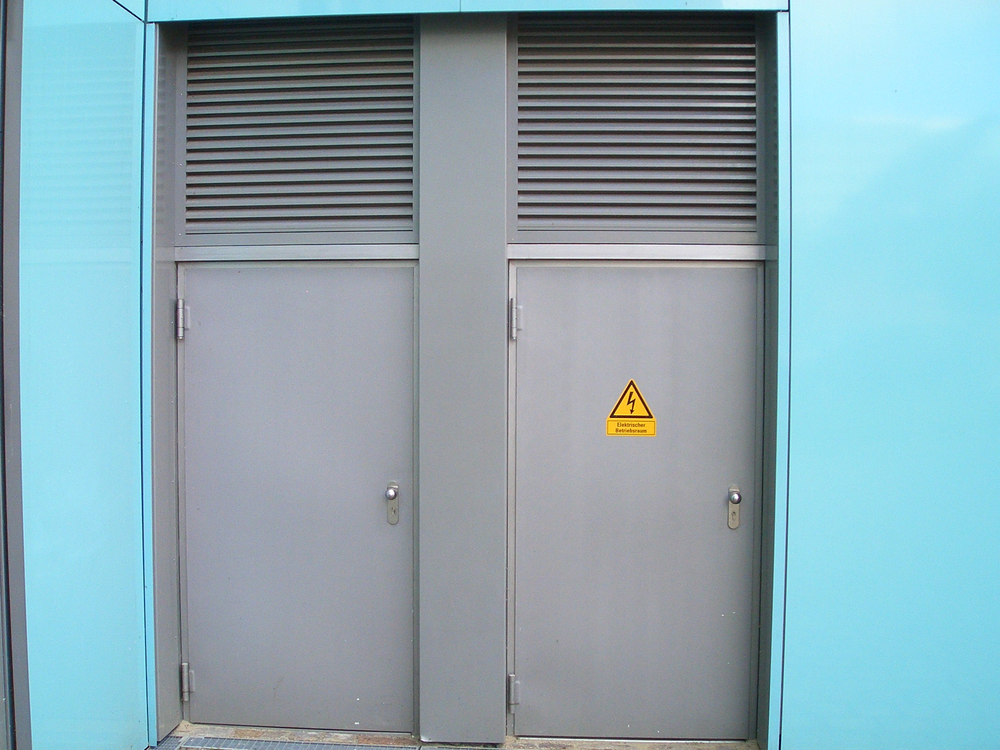 Techniktüren mit Lüftungsgittern als Anwendungsbeispiel für rotec W11 und Renson Lüftungsgitter 411