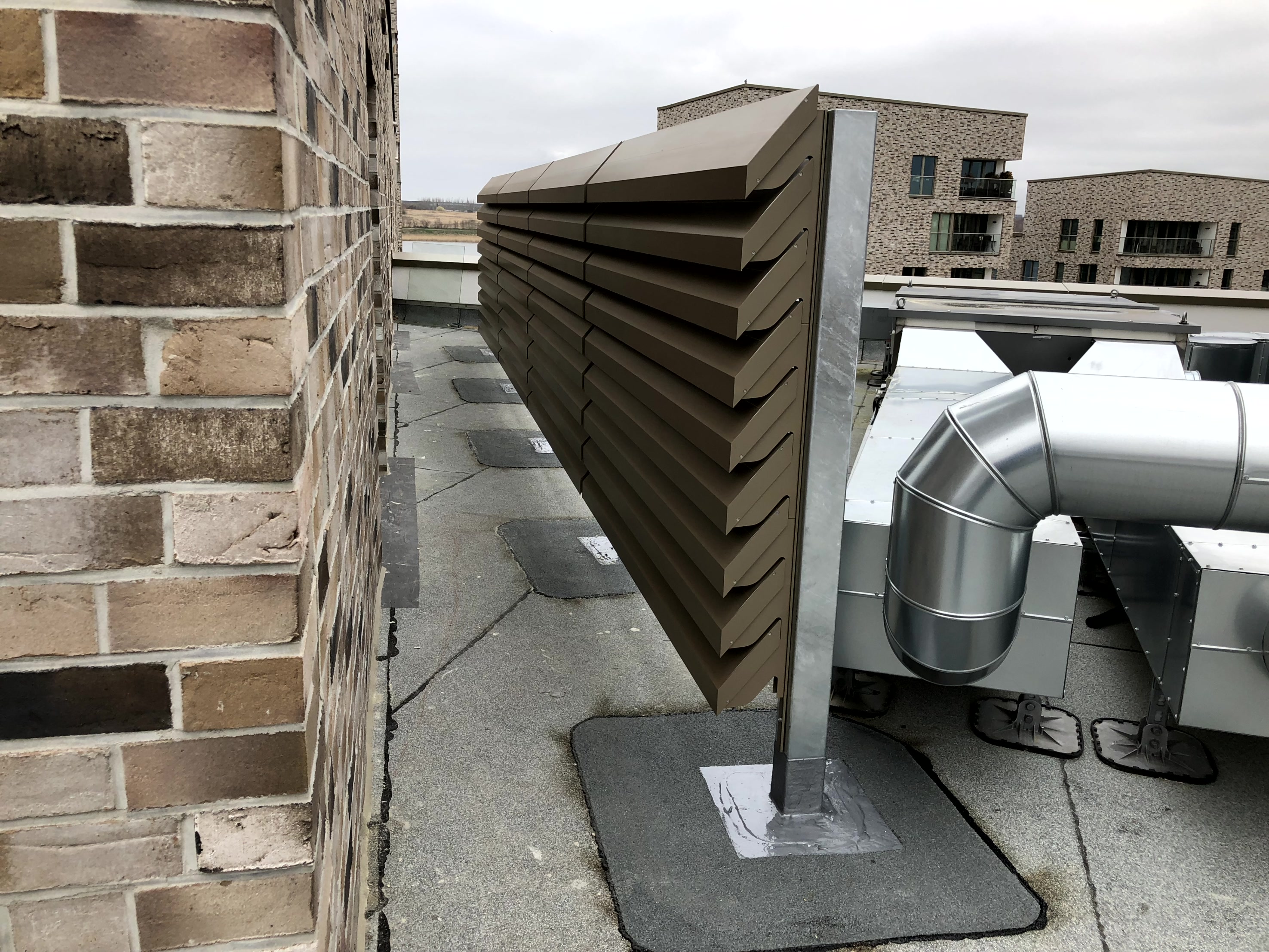 Linius L.150ACS an einem Dachaufbau mit Lüftungsanlage