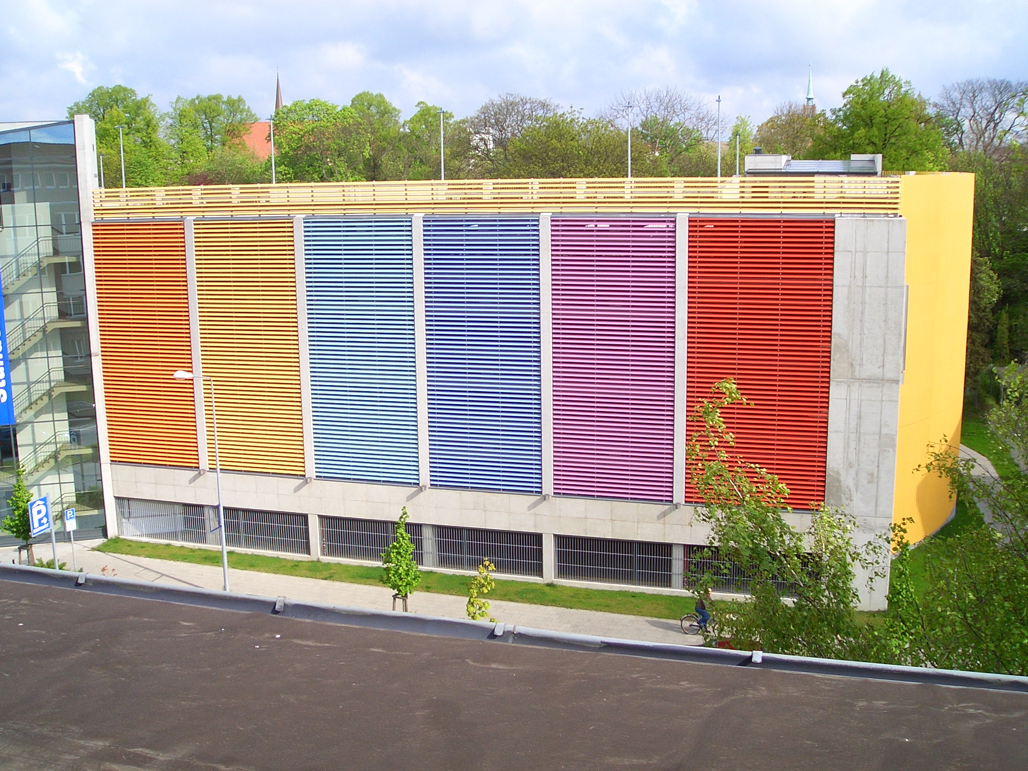 Farbige Lamellenfassade mit Linius L.150ACL