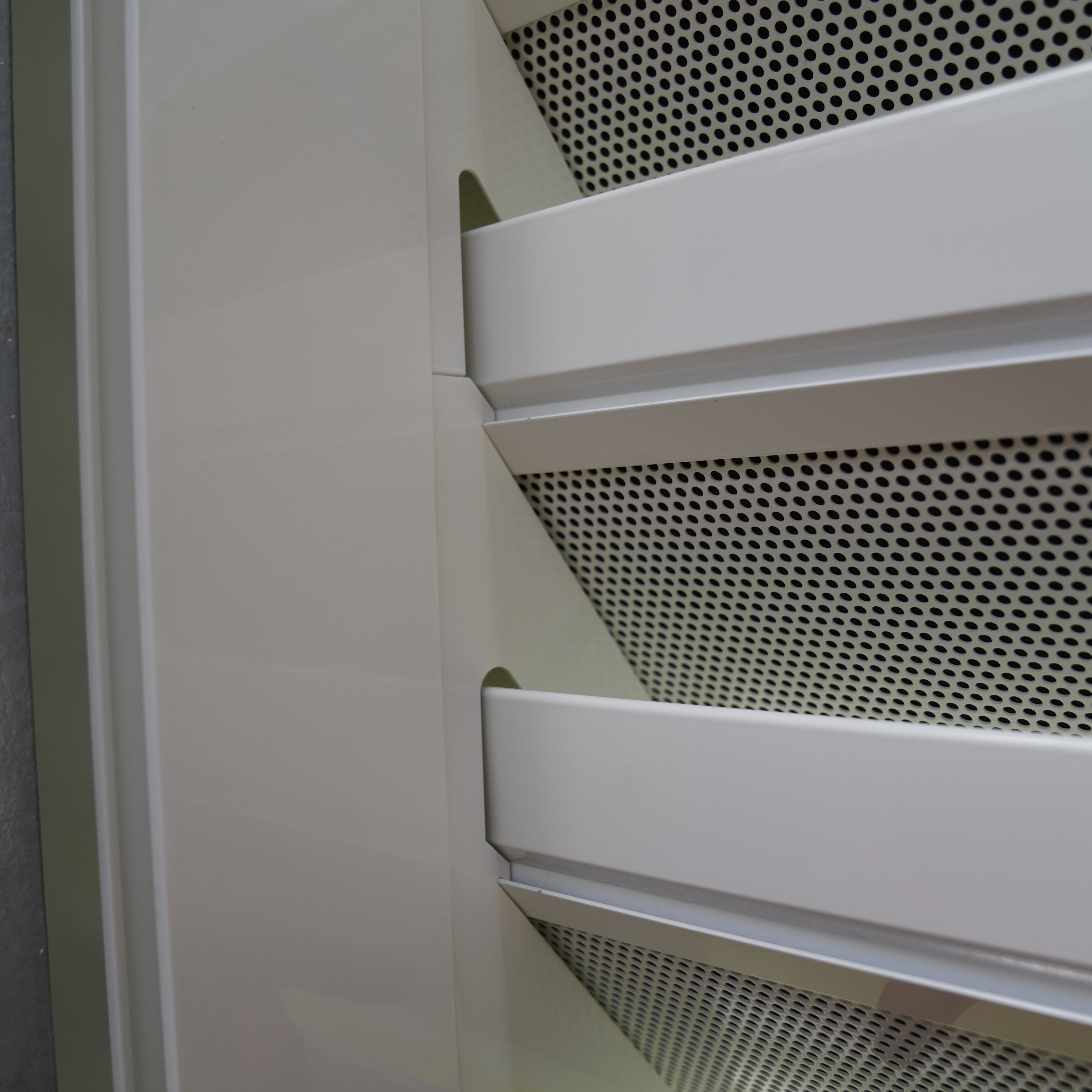 Detail einer Linius L.170ACS Lamelle mit perforierter Unterseite