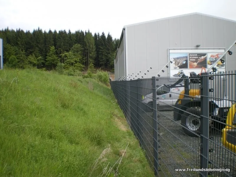 rotec APS Stromzaun sichert Industriefläche und Baumaschinenbereich mit aktivem Perimeterschutz
