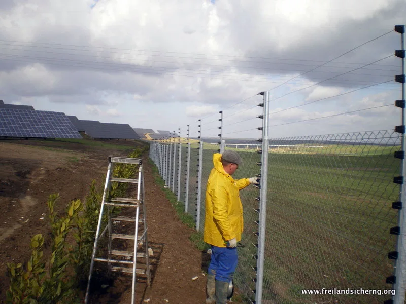 rotec APS Stromzaun Montage für Solarpark mit aktivem Perimeterschutz