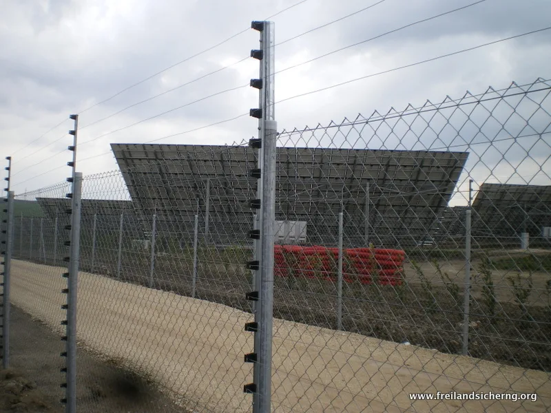 rotec APS Stromzaun schützt Solarpark mit Perimeterschutz und Freilandsicherung