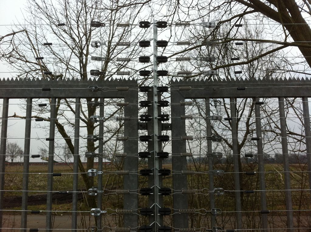 rotec APS Stromzaun Technik als aktiver Perimeterschutz an einem Sicherheitszaun