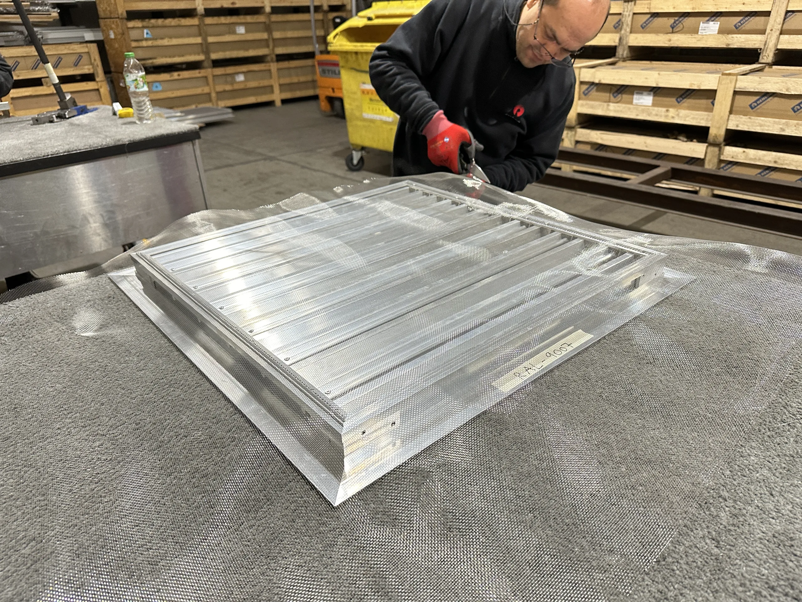 rotec Fertigung eines einbruchhemmenden RC2 Lüftungsgitters mit Aluminiumrahmen und Edelstahl Insektenschutz