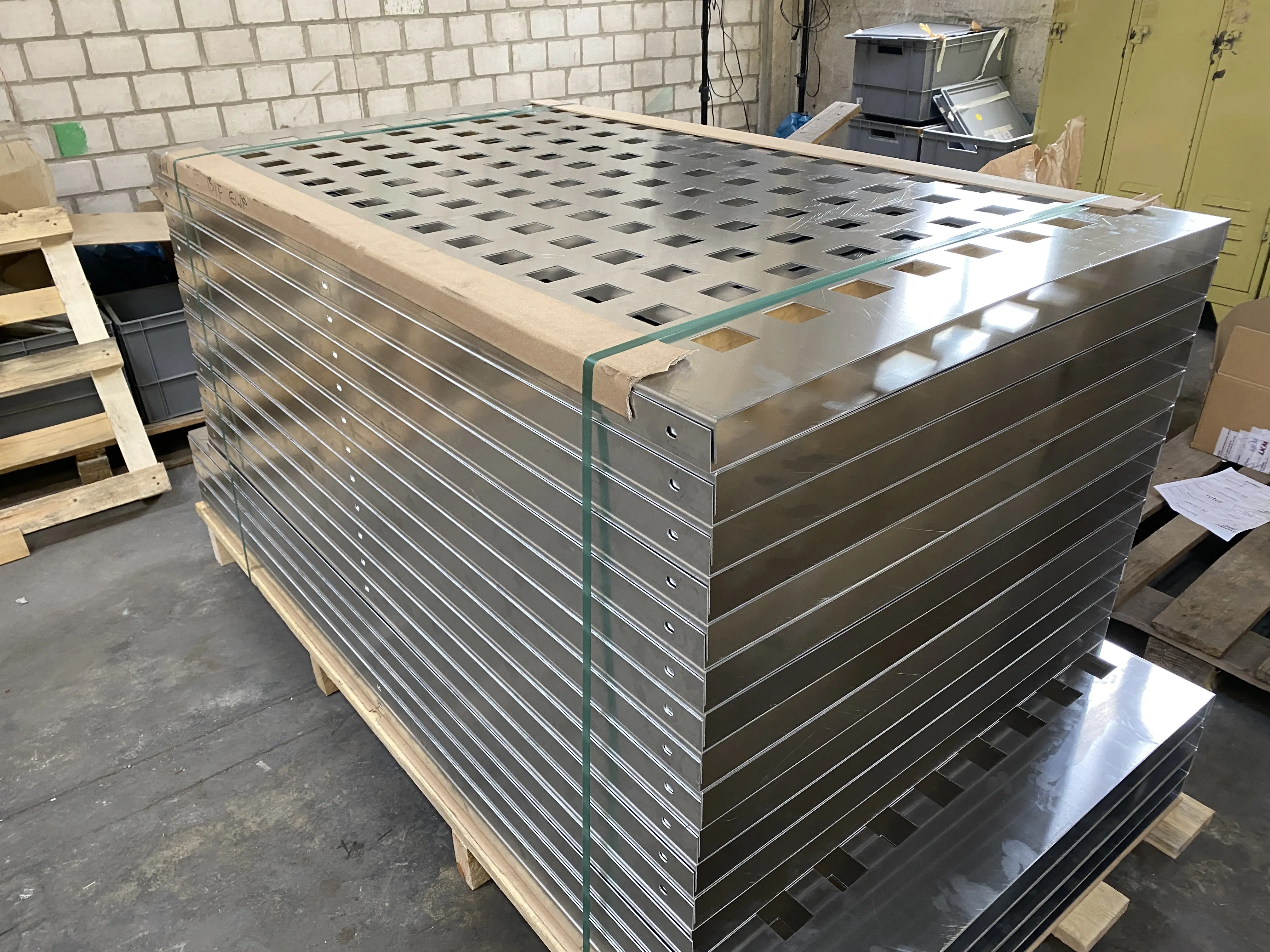 Verschiedene Lochbleche aus Metall mit Rundlochung Langlochung und Quadratlochung für technische Anwendungen
