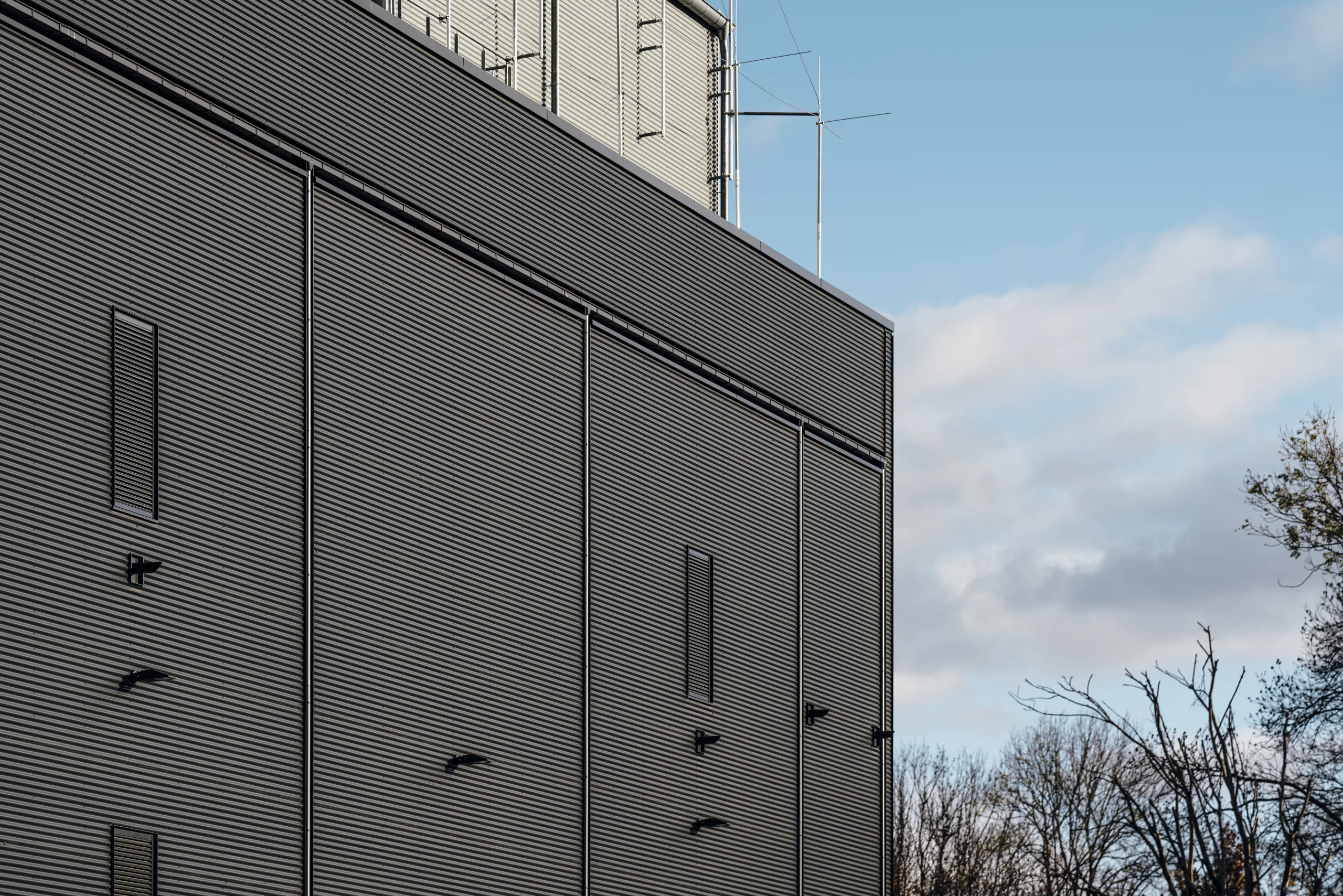 Rechenzentrum Fassade mit Lamellenstruktur und Lüftungsgittern für Nachtauskühlung und sichere Luftführung