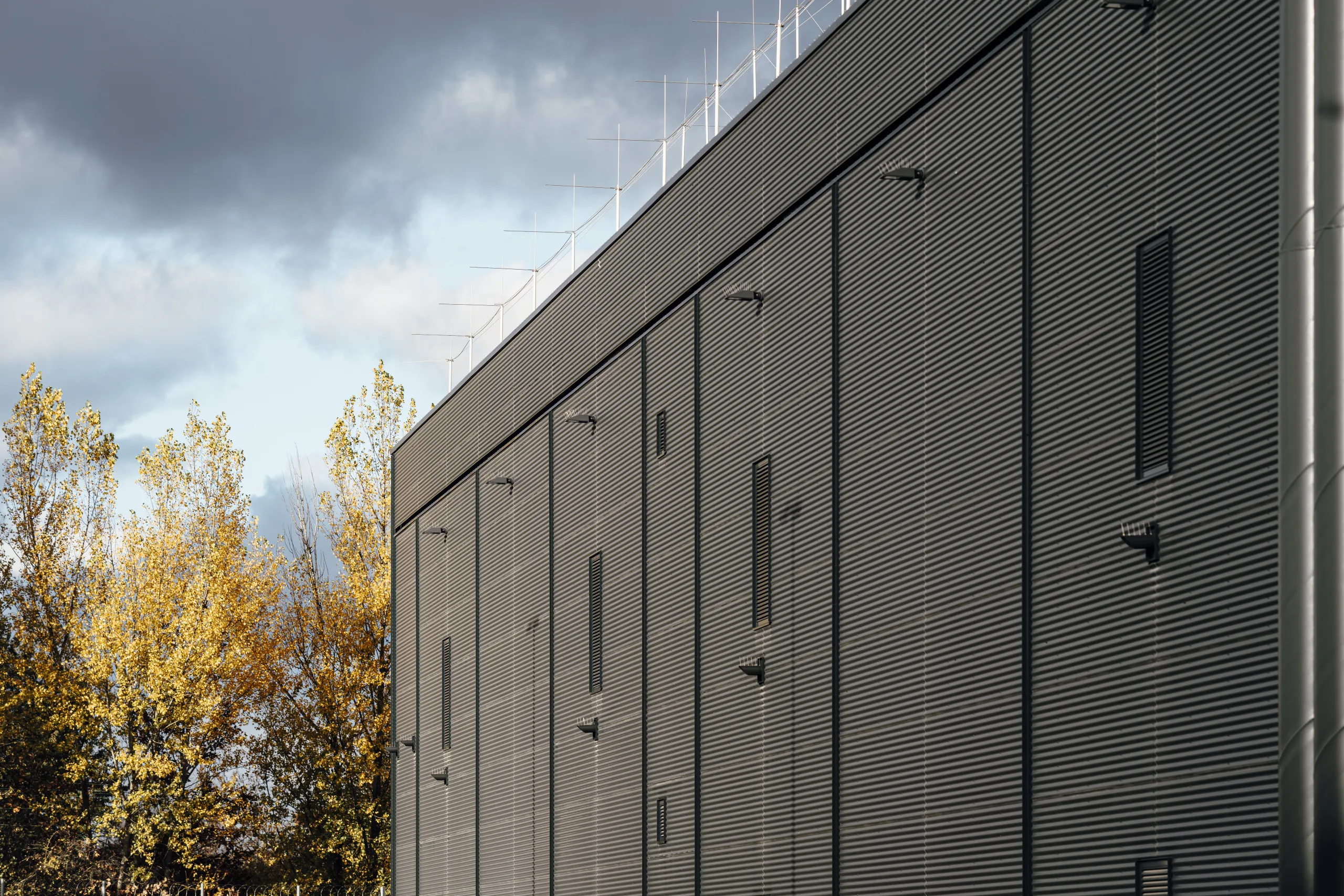 Einbruchhemmende Lüftungsgitter von rotec an der Fassade eines Datacenters für sichere Luftführung und Nachtauskühlung