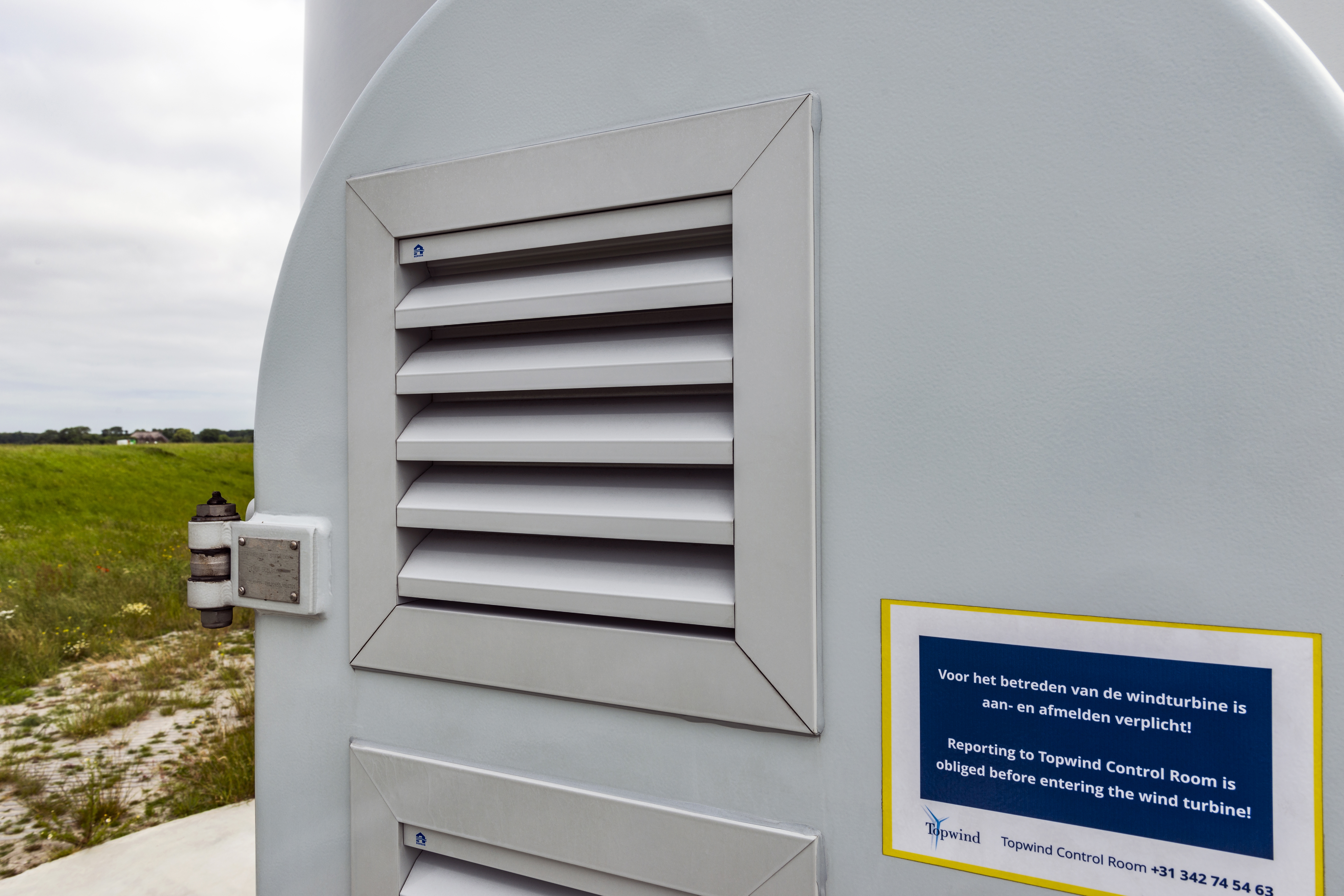 Wetterschutzgitter an Außenwandöffnung einer technischen Anlage