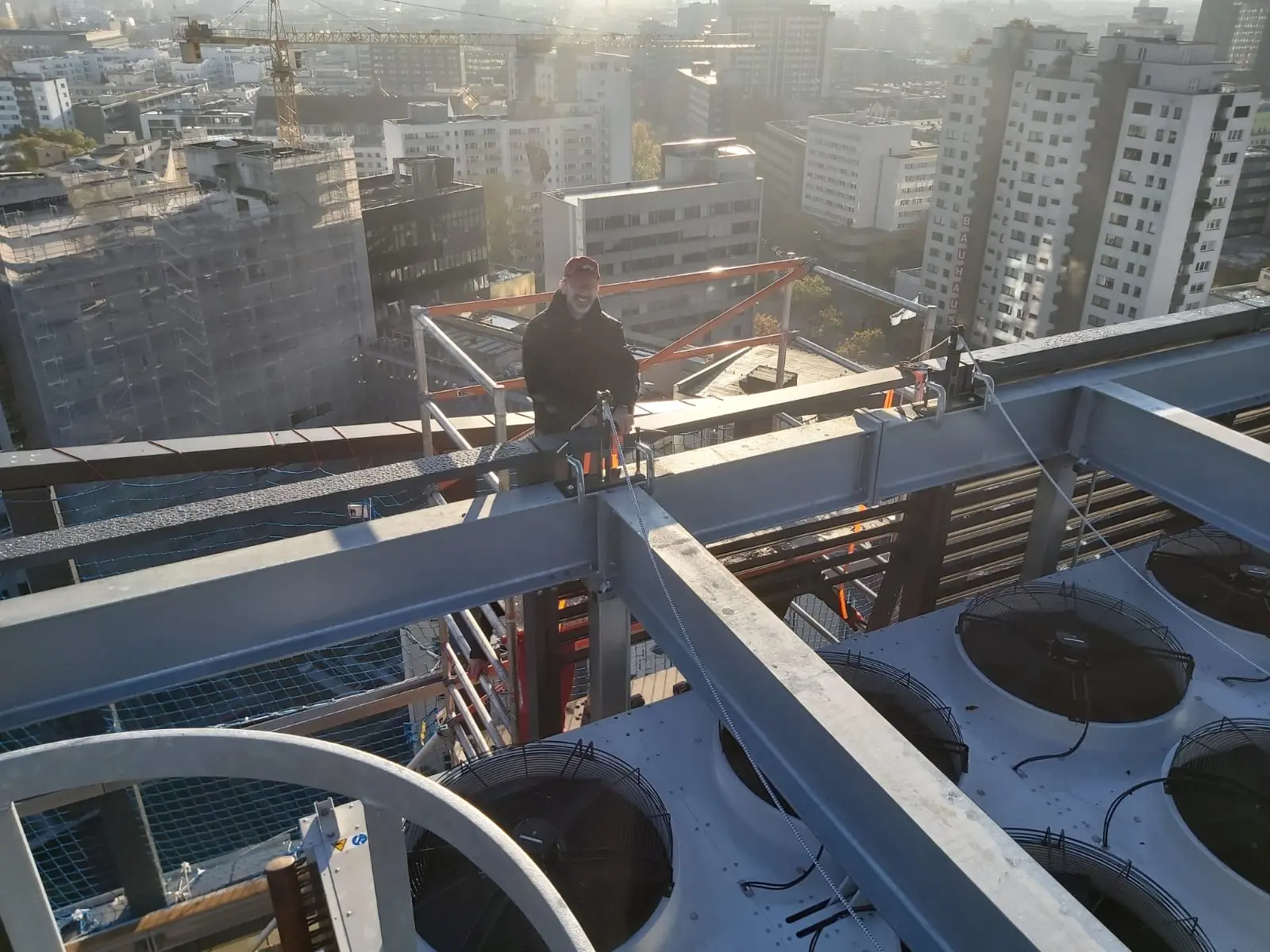 Dachtechnik und bauseitige Stahlkonstruktion auf einem Hochhaus in Berlin City West