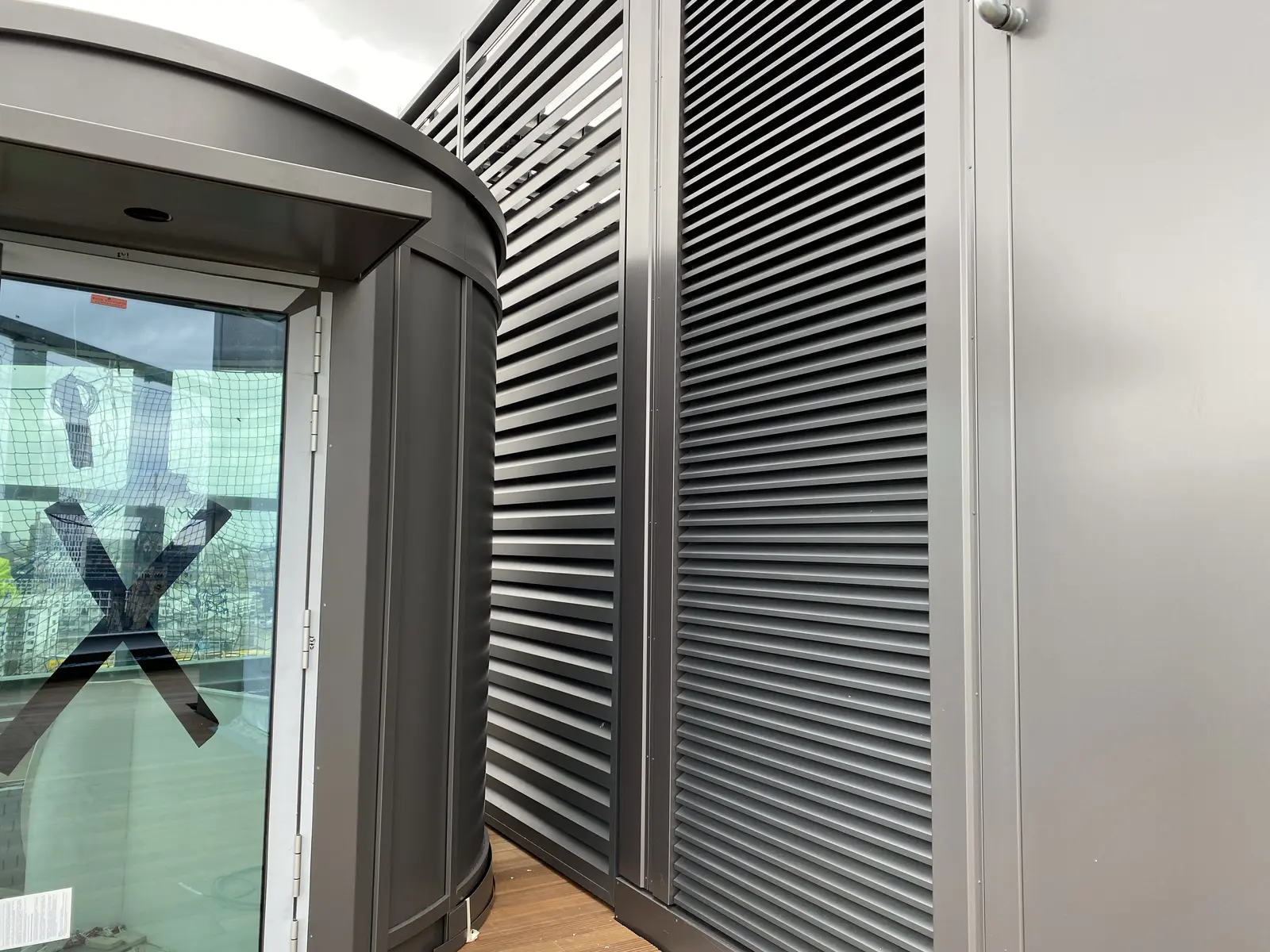 Eigene rotec Projektaufnahme einer fertiggestellten Aluminium-Lamellenwand mit integriertem Dachzugang in Berlin.